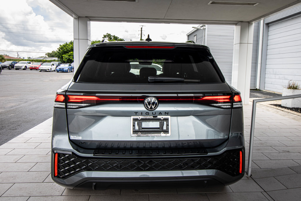 New 2026 Volkswagen Tiguan SE R-Line FWD image 17