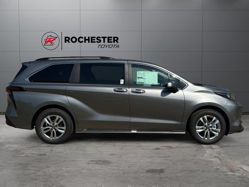 Used 2026 Toyota Sienna XLE AWD/4WD image 6