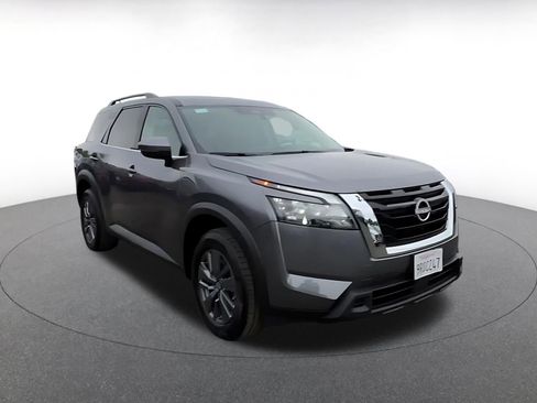 Used 2025 Nissan Pathfinder SV image 3