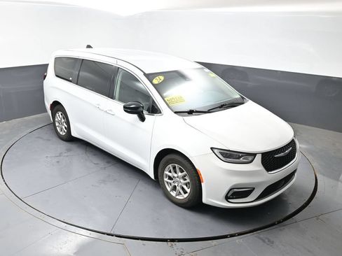 Used 2024 Chrysler Pacifica Touring-L FWD image 41