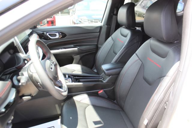 Used 2025 Jeep Compass Trailhawk AWD/4WD image 17