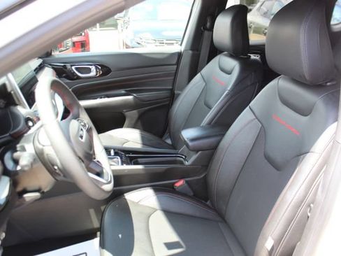 Used 2025 Jeep Compass Trailhawk AWD/4WD image 17