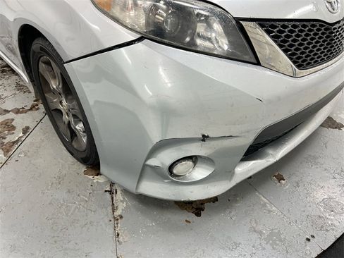 Used 2011 Toyota Sienna SE image 30