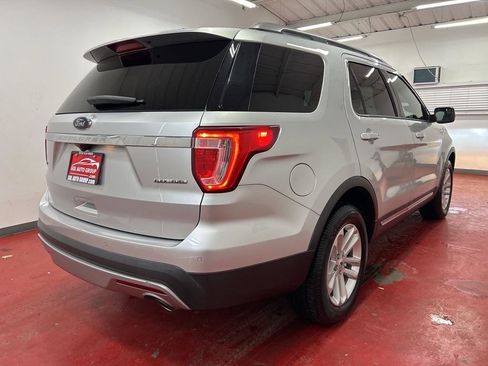 Used 2016 Ford Explorer XLT w/ Equipment Group 201A FWD image 11