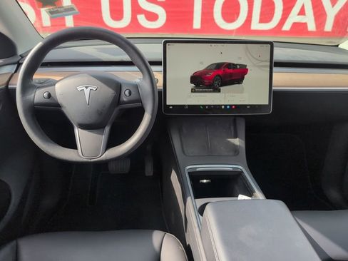 Used 2024 Tesla Model Y 2WD image 4