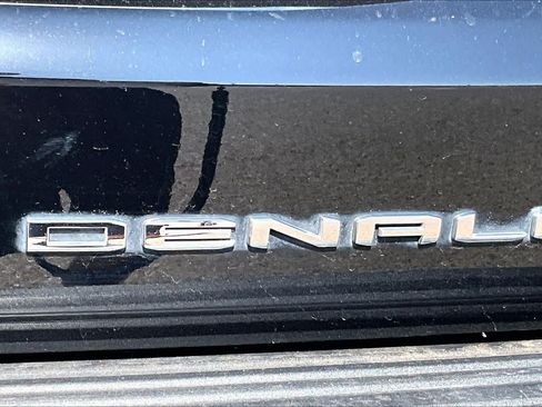 Used 2024 GMC Yukon Denali w/ Advanced Technology Package AWD/4WD image 10