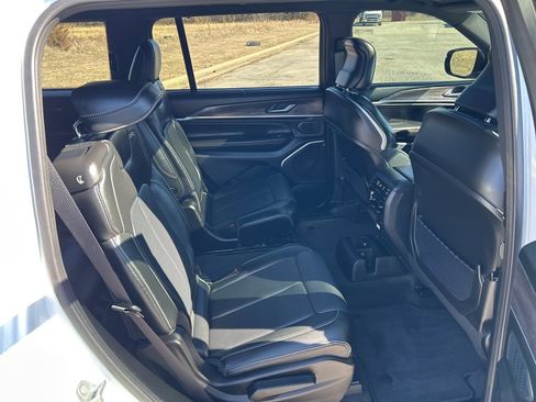 Used 2025 Jeep Grand Cherokee L Overland w/ Luxury Tech Group IV image 21