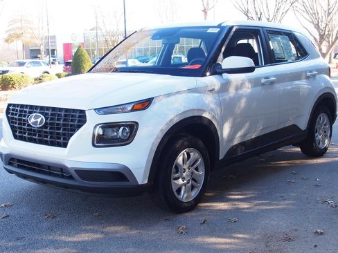 Used 2025 Hyundai Venue SE image 3