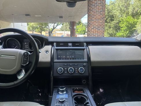 Used 2018 Land Rover Discovery SE AWD/4WD image 13