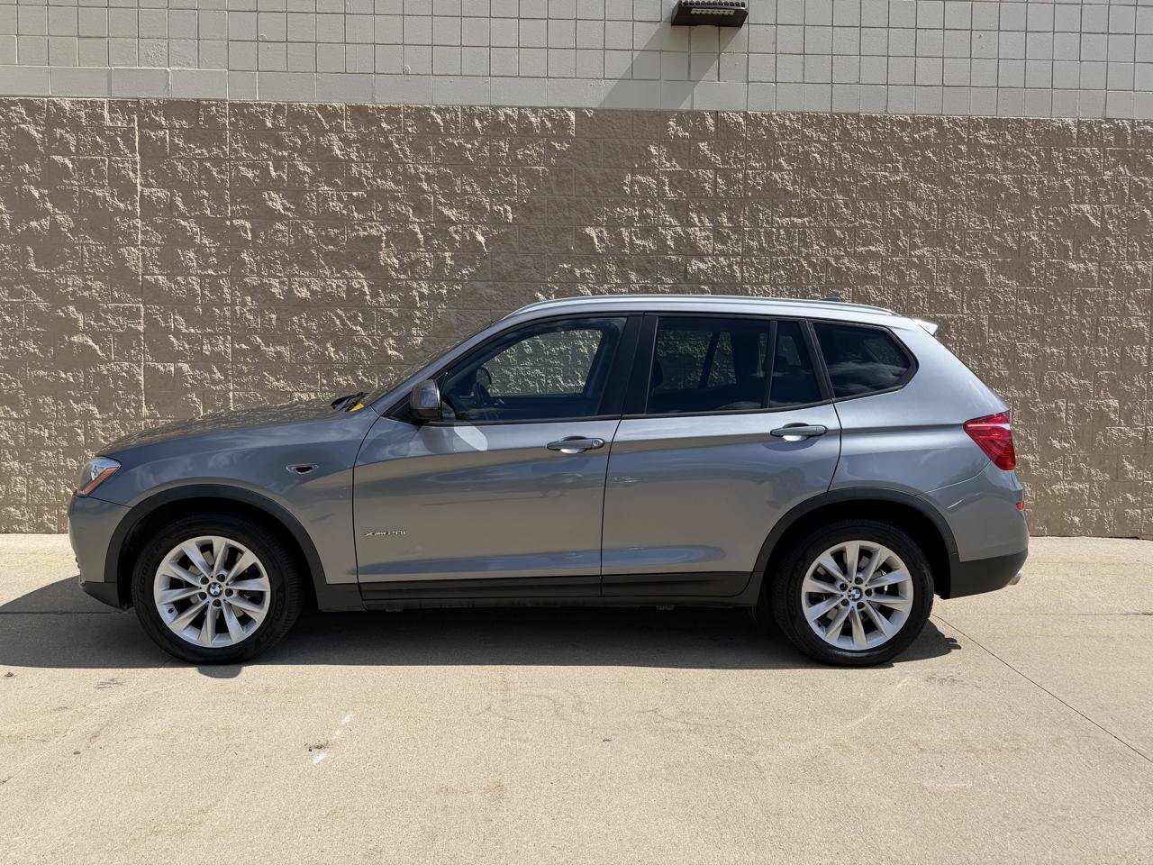 Used 2017 BMW X3 xDrive28i AWD/4WD image 2