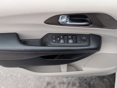 Used 2018 Chrysler Pacifica Touring-L image 33