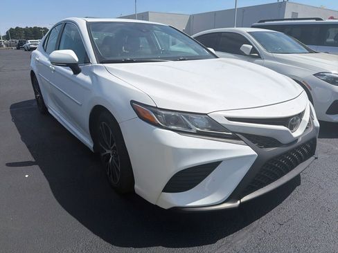 Used 2020 Toyota Camry SE w/ Convenience Package FWD image 2