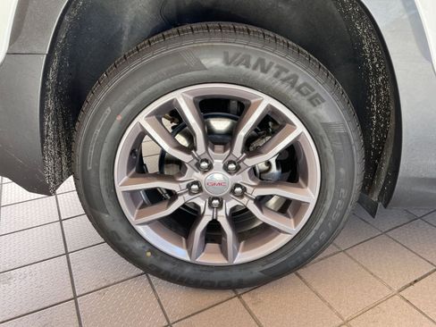 Used 2024 GMC Terrain SLT image 30