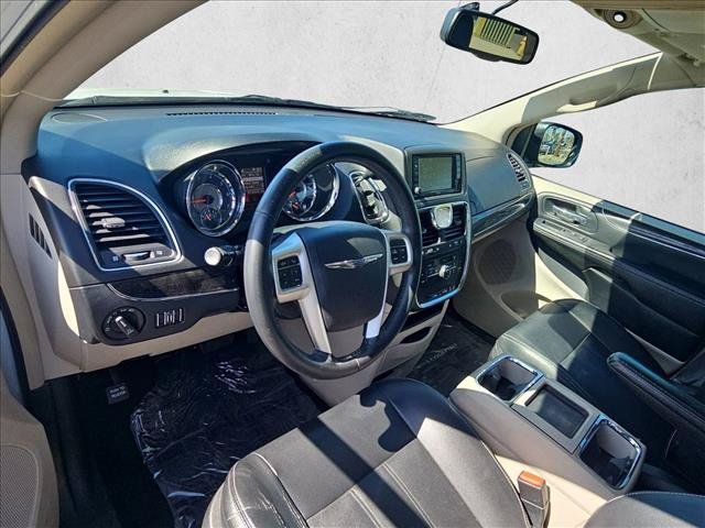 Used 2016 Chrysler Town & Country Touring FWD image 10
