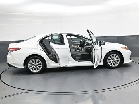 Used 2018 Toyota Camry LE image 33