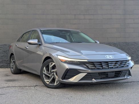 Used 2024 Hyundai Elantra SEL w/ Convenience Package image 3
