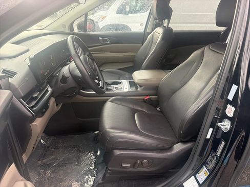 Used 2025 Kia Carnival FWD image 10