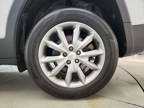 Used 2018 Jeep Cherokee Limited image 36