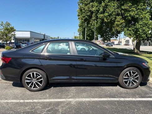Used 2025 Volkswagen Jetta SE FWD image 4
