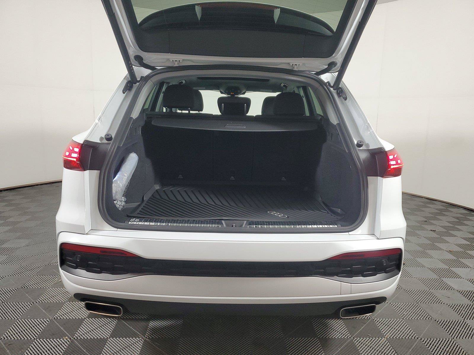 Certified 2025 Audi Q5 Premium w/ Convenience Package AWD/4WD image 9