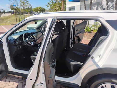 Used 2020 Nissan Kicks S image 6