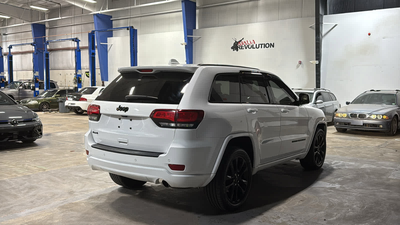 Used 2020 Jeep Grand Cherokee Altitude AWD/4WD image 4