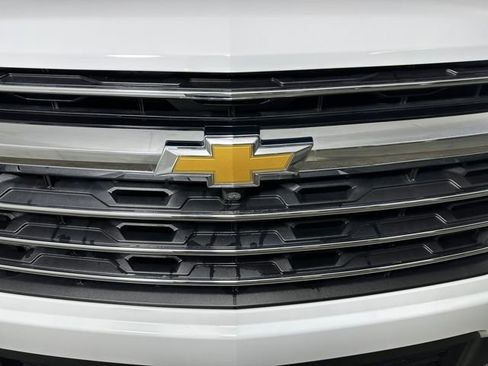 Used 2025 Chevrolet Traverse LT image 9