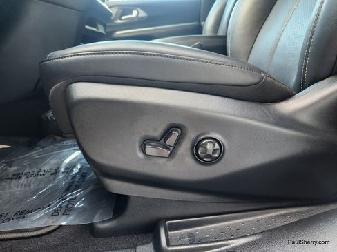 Used 2025 Chrysler Pacifica Select FWD image 32