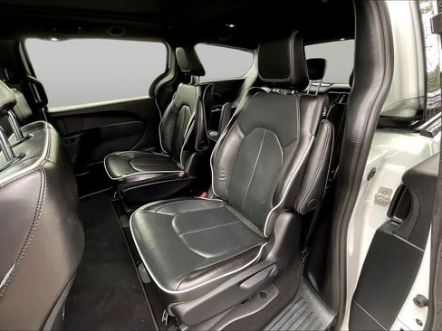 Used 2024 Chrysler Pacifica Premium FWD image 20
