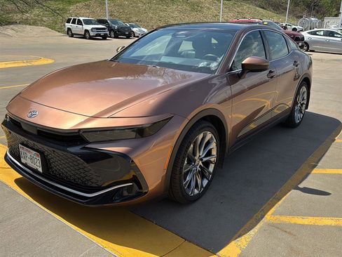 Used 2025 Toyota Crown Limited w/ Advanced Technology Package AWD/4WD image 5