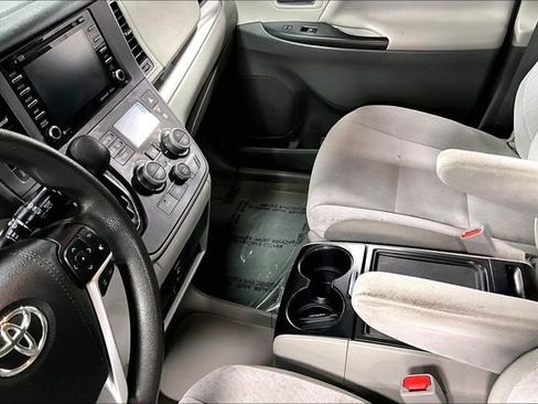 Used 2020 Toyota Sienna LE AWD/4WD image 18