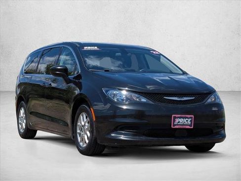 Used 2022 Chrysler Voyager LX FWD image 3