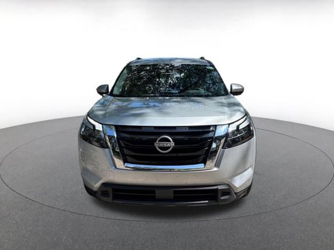 Used 2025 Nissan Pathfinder SV FWD image 2