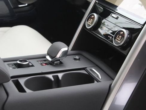 New 2025 Land Rover Discovery S image 20