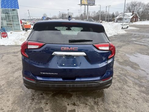 Used 2022 GMC Terrain SLE w/ Driver Convenience Package image 5