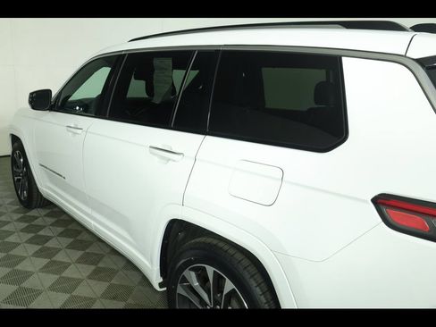 Used 2023 Jeep Grand Cherokee L Overland w/ Luxury Tech Group IV AWD/4WD image 20