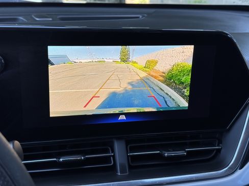 Used 2025 Chevrolet Trax LT FWD image 28