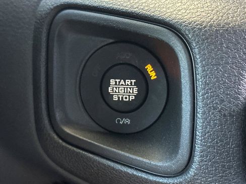 Certified 2025 Jeep Gladiator Sport AWD/4WD image 21