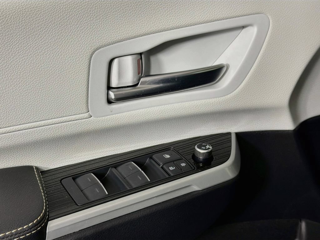 Used 2025 Toyota Sienna XSE AWD/4WD image 18