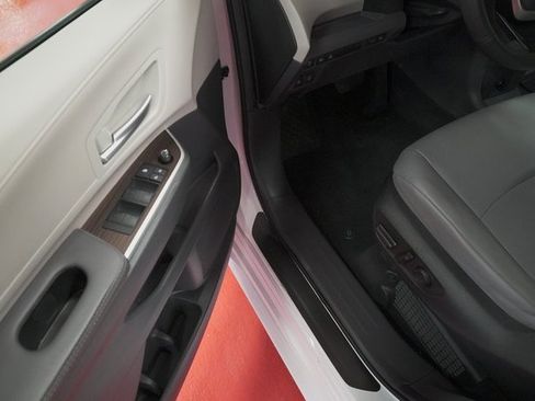 Used 2023 Toyota Sienna XLE w/ XLE Plus Package image 9