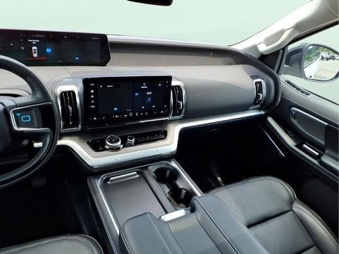 Used 2025 Ford Expedition Platinum AWD/4WD image 18