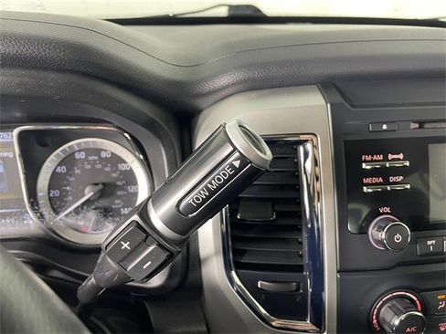 Used 2018 Nissan Titan SV image 11