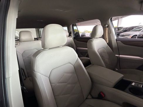 Used 2024 Volkswagen Atlas SE image 36