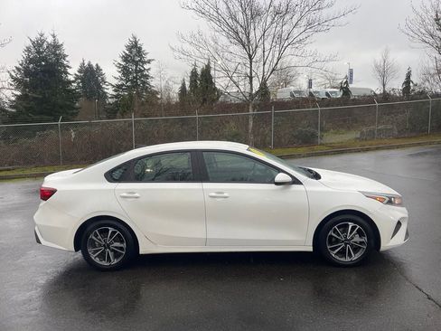 Used 2023 Kia Forte LXS image 2