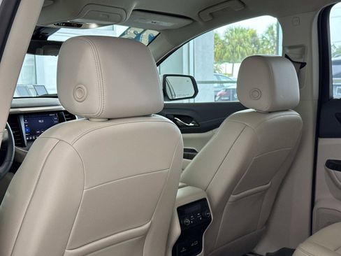Used 2023 GMC Acadia Denali w/ Denali Technology Package FWD image 7