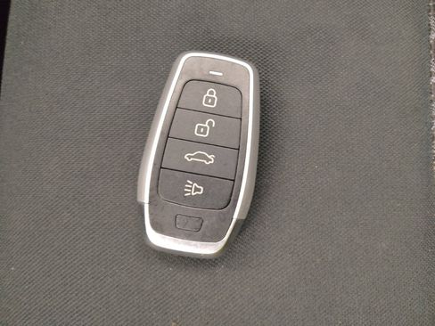 Used 2020 Nissan Versa S FWD image 32