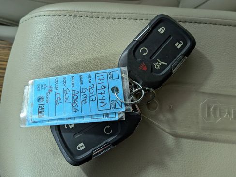 Used 2017 GMC Acadia Denali w/ Technology Package FWD image 32