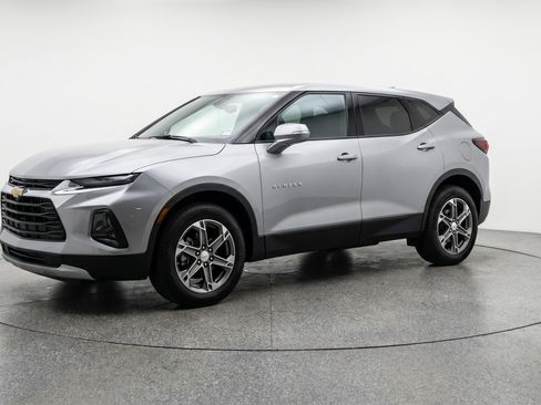 Used 2025 Chevrolet Blazer LT FWD image 3