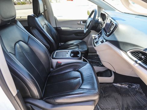 Used 2022 Chrysler Pacifica Touring-L FWD image 16
