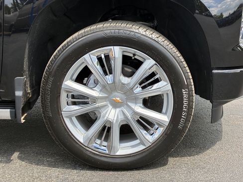 Used 2025 Chevrolet Silverado 1500 High Country AWD/4WD image 6